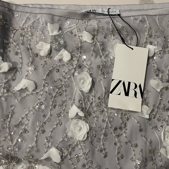 New with tags, ZARA Skirt with sequin appliqué and structured flowers. - Picture 7 of 9